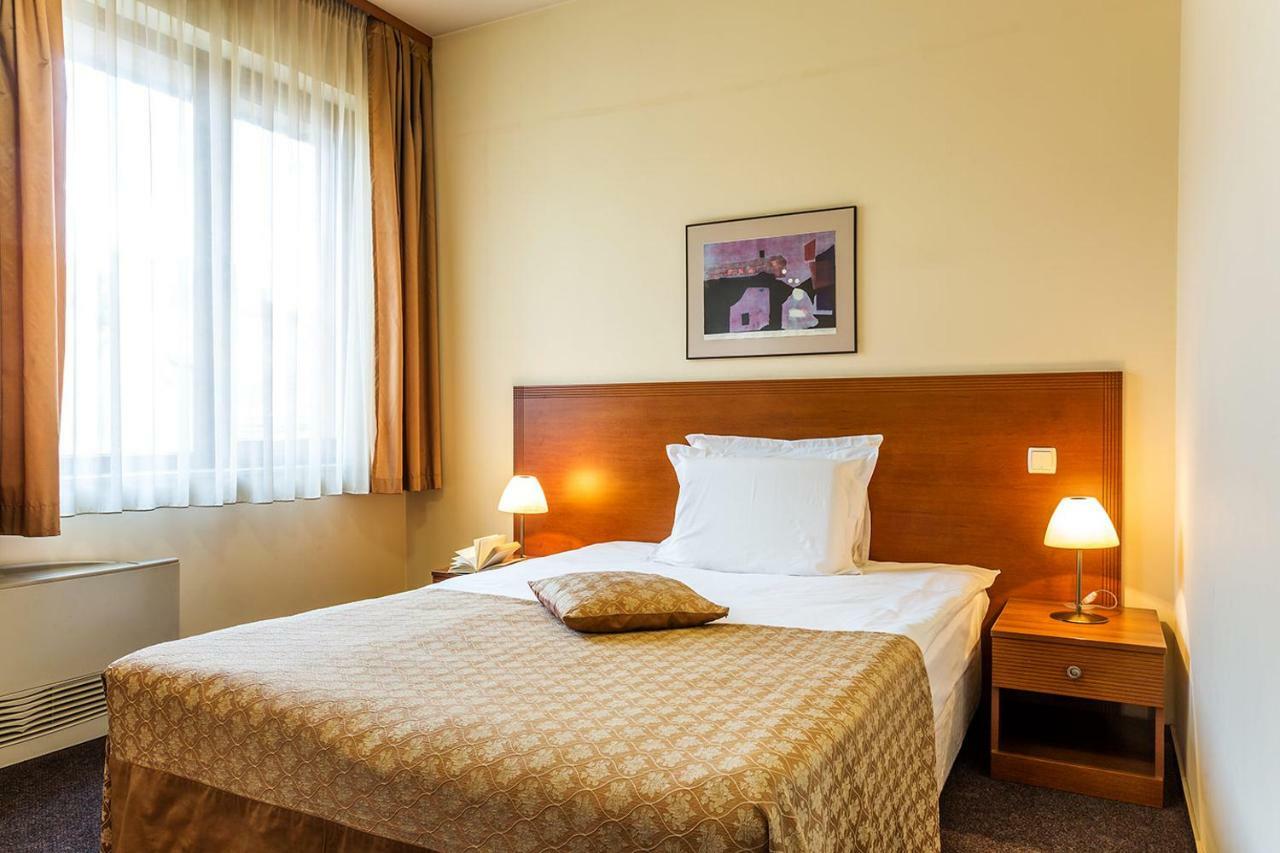 Double Room,830271197:JPEG